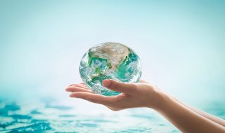 eau de la planète entre les mains