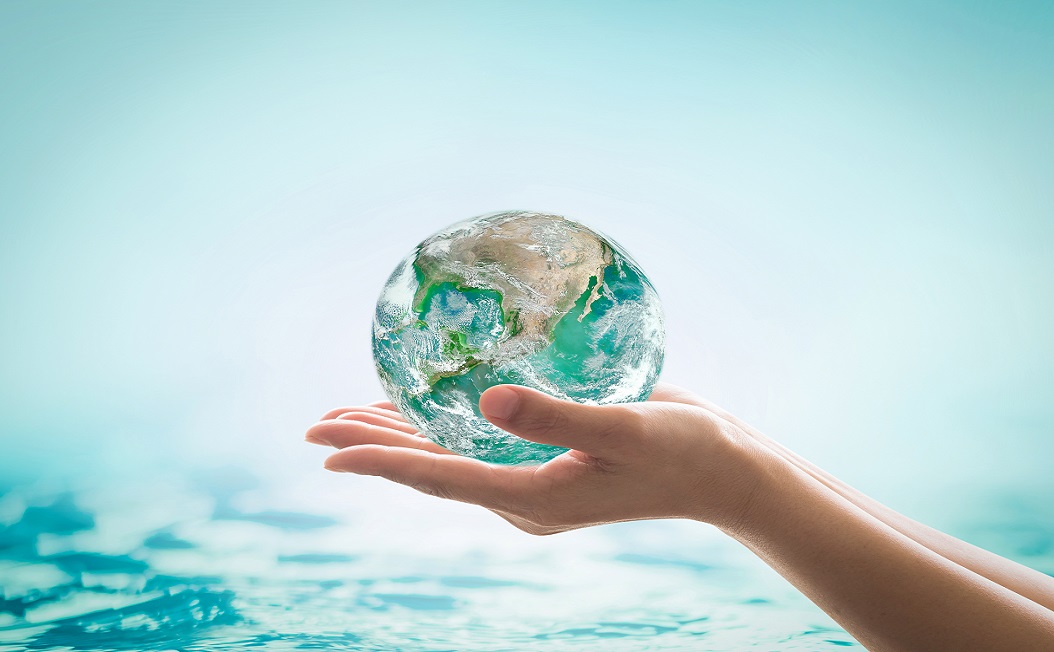 eau de la planète entre les mains