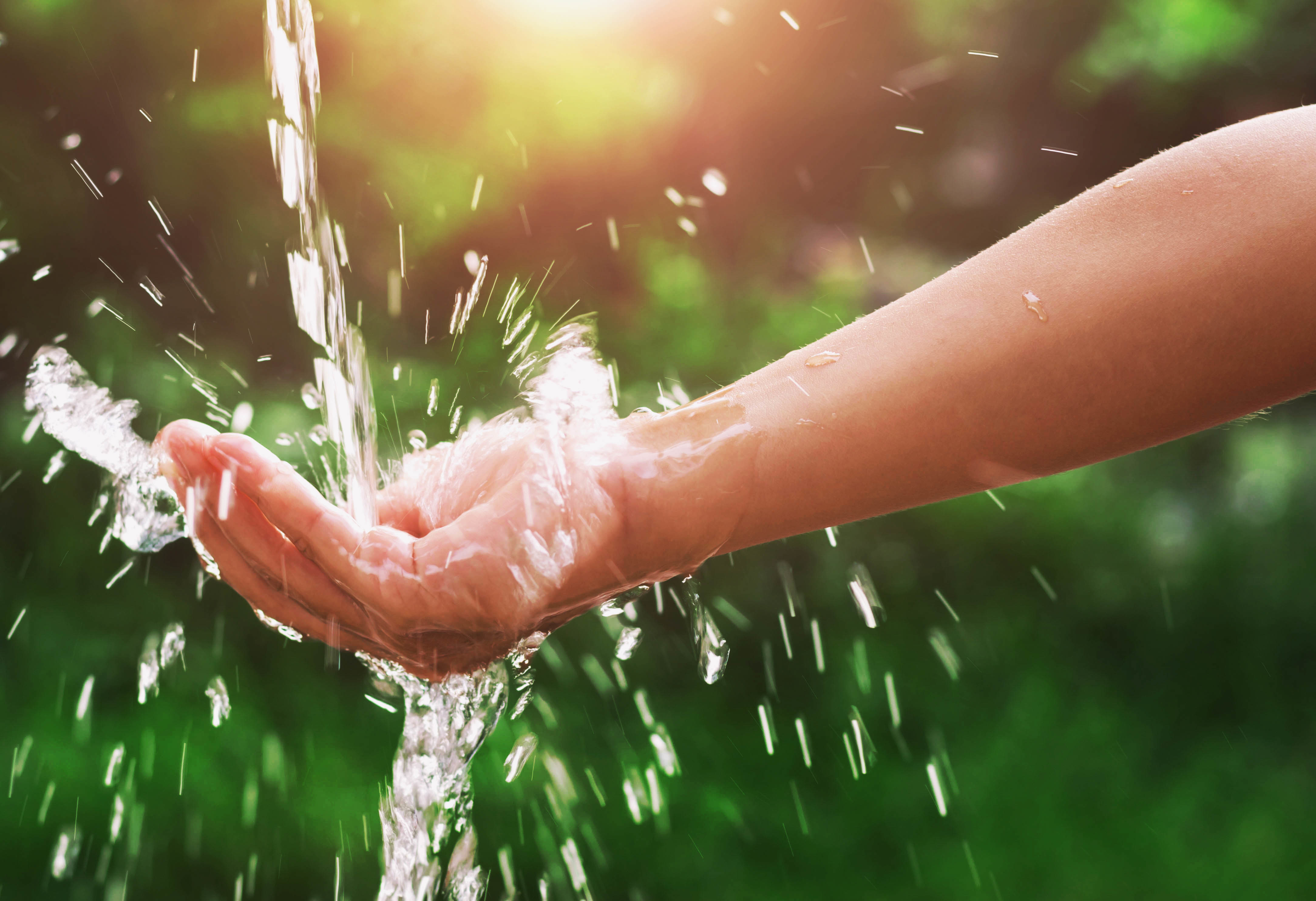 main d'enfant sous l'eau