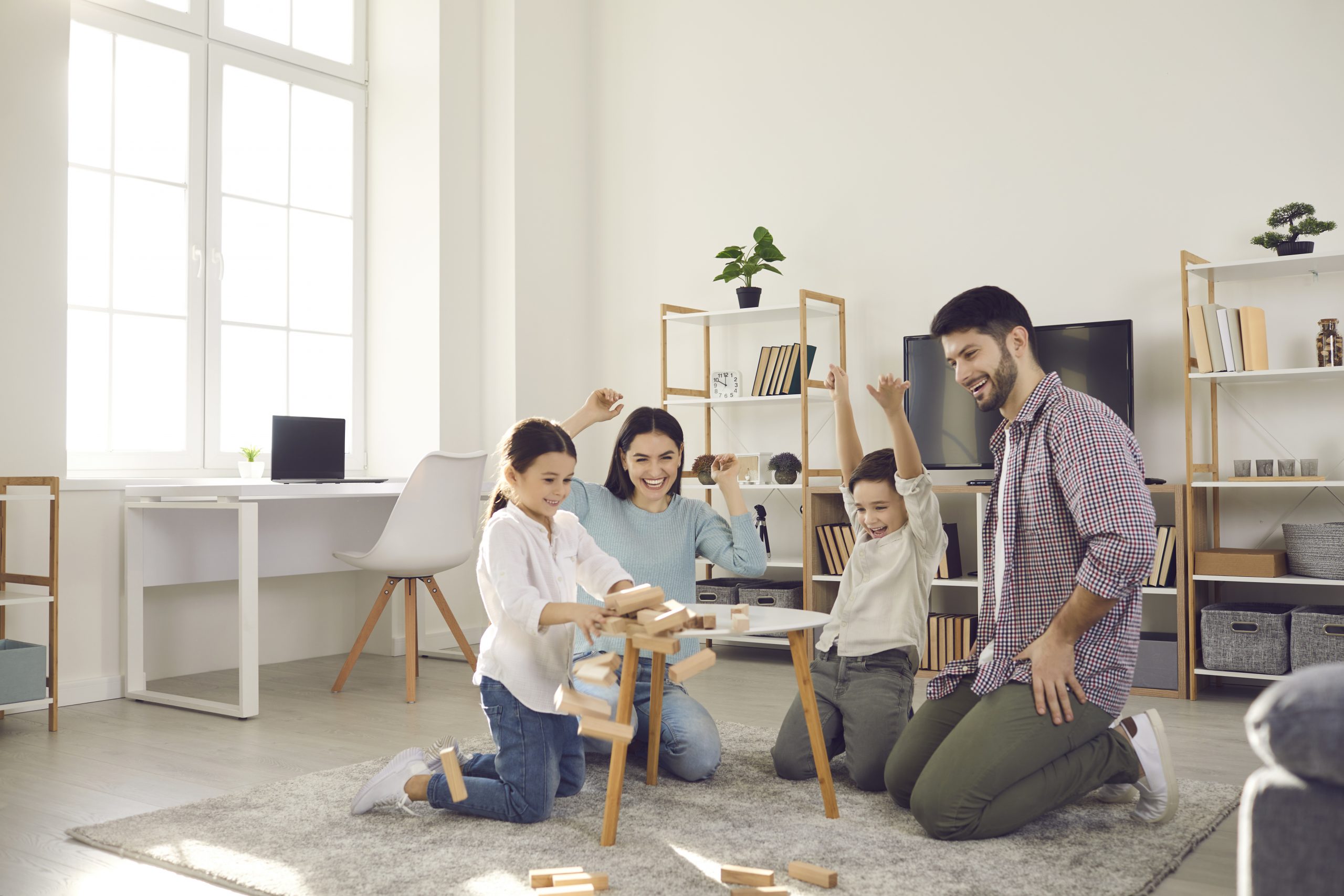 Une famille jouant aux jeux de société