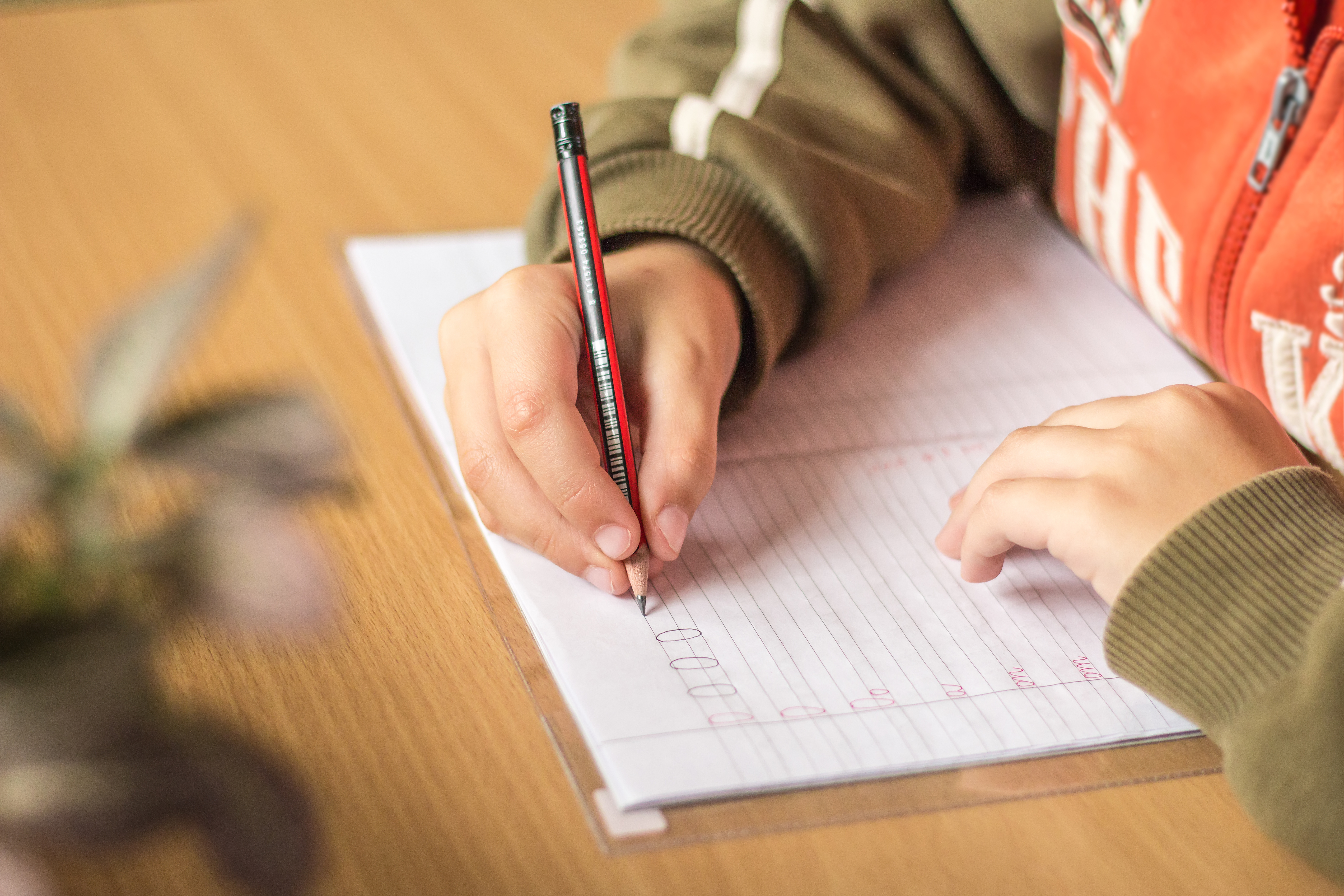 Enfant écrivant dans un cahier