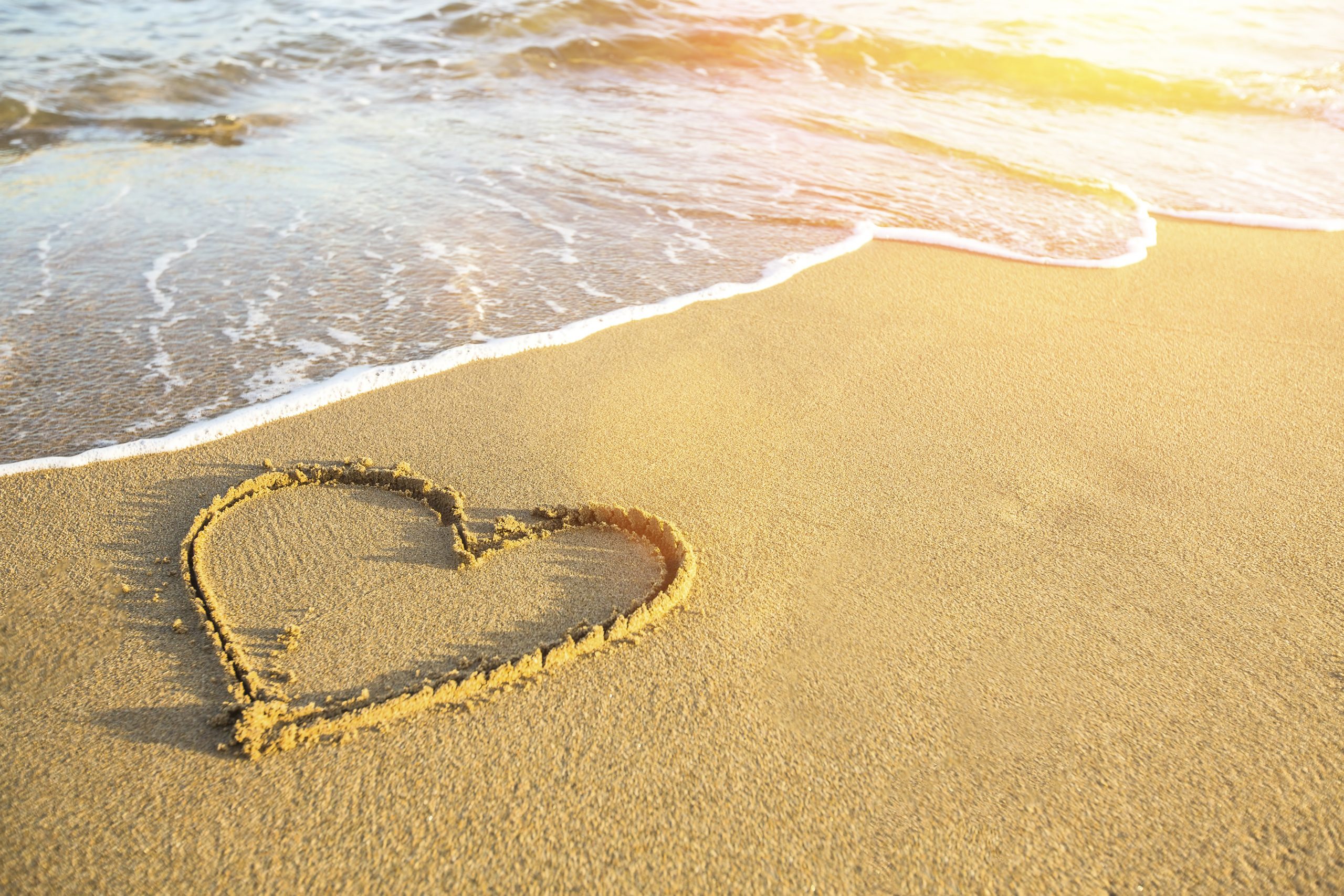 coeur sur le sable à la plage