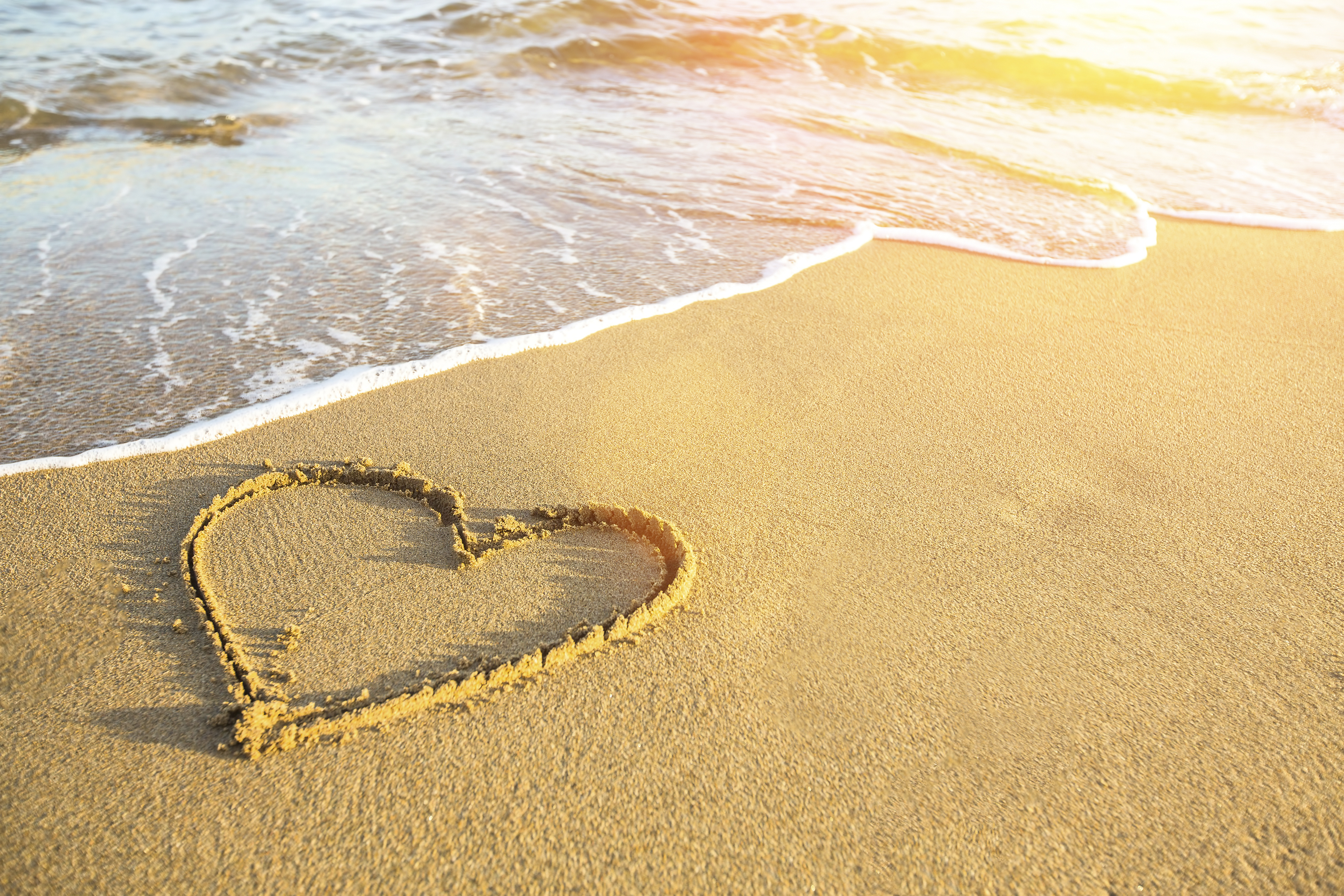 coeur sur le sable à la plage